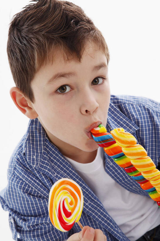 西方人,儿童,脸,头,脸颊,一个人,站,吃,竖图,俯视,室内,特写,白天,白色背景,纯洁,欧洲,欧洲人,仅一个男性,仅一个人,握,服装,棒棒糖,食品,糖,糖果,甜点,甜品,拿,拿着,注视,休闲装,食物,小孩,衣服,甜食,观察,看,站着,仅一个小孩,休闲,休闲服,可爱,童年,童趣,握着,摄影,服饰,影棚,观看,察看,关注,童真,烂漫,无邪,波板糖,天真,男孩,男人,男性,白种人,孩子,头部,脸部,脸蛋,面部,嚼,食,站立,半身,彩图,高角度拍摄,影棚拍摄,拍摄,男生