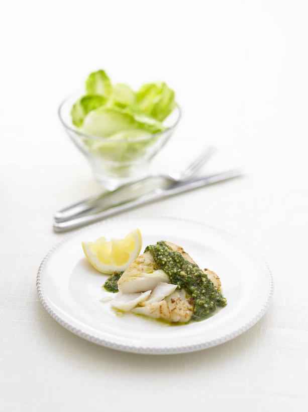 海鲜,无人,竖图,俯视,室内,特写,白天,白色背景,桌面,桌子,柠檬,蔬菜,蒜,餐具,水果,玻璃,金属制品,阴影,新鲜,反射,金属,木制,鱼,叉子,碟子,盘,影子,调料,酱料,酱汁,肉,生食,鱼肉,佐料,食品,果实,调味品,调味料,蒜头,蔬果,水产,酱,肉类,鱼类,海洋生物,玻璃制品,食物,一个,盘子,木制品,容器,碟,碗,香草,摄影,有机食品,绿色食品,影棚,单个,储藏,储存,水生动物,海产品,水生物,肉食,海底动物,鳕鱼,餐叉,鳘鱼,南极美露鳕,胡蒜,芳香植物,进餐用具,益母果,柠果,大蒜,彩图,高角度拍摄,影棚拍摄,拍摄,贮存