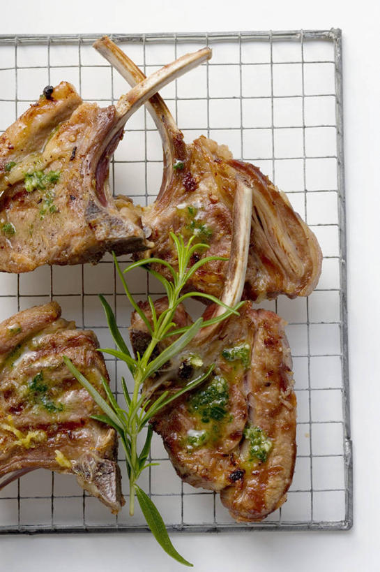 无人,竖图,俯视,室内,特写,白天,白色背景,烘焙,桌面,桌子,叶子,金属制品,阴影,反射,金属,木制,影子,调料,酱料,酱汁,肉,佐料,绿叶,调味品,调味料,羊肉,酱,肉类,架子,木制品,香草,嫩叶,摄影,影棚,迷迭香,肉食,海洋之露,冷却,冷却架,芳香植物,叶,叶片,彩图,高角度拍摄,影棚拍摄,拍摄