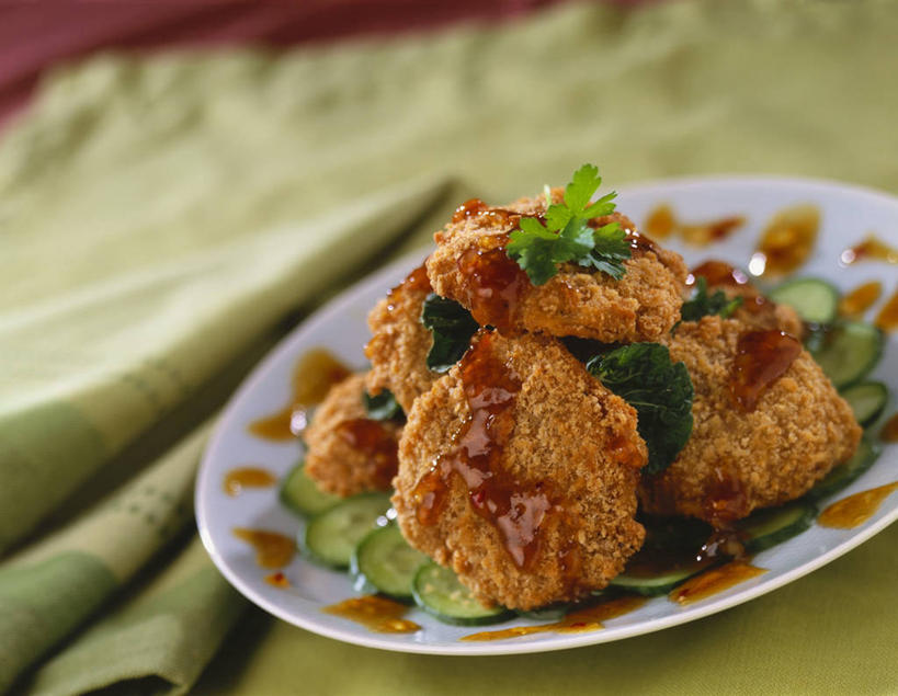 无人,横图,俯视,室内,特写,白天,烹饪,桌面,桌子,黄瓜,蔬菜,餐具,阴影,花纹,新鲜,反射,木制,布,碟子,盘,图案,影子,鸡肉,肉,油炸,料理,食品,布纹,鸡块,菜肴,美食,肉类,食物,一个,盘子,木制品,碟,佳肴,有机食品,绿色食品,单个,布匹,炸鸡块,肉食,青瓜,胡瓜,彩图,高角度拍摄