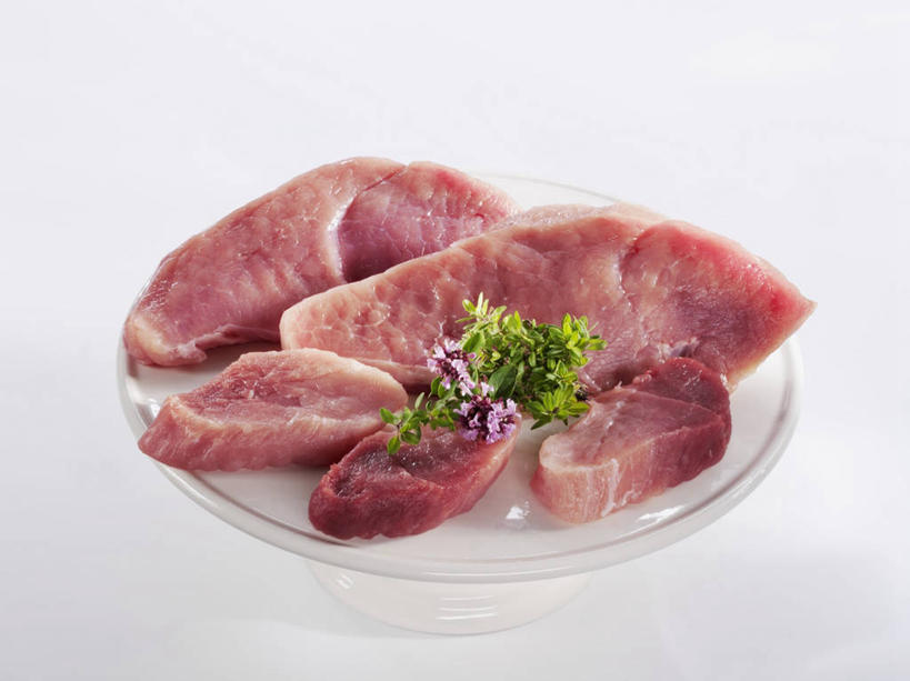 骨骼,无人,横图,俯视,室内,特写,白天,白色背景,桌面,桌子,餐具,叶子,阴影,盛开,反射,纹路,木制,碟子,盘,纹理,影子,排骨,肉,绿叶,骨头,花蕾,猪肉,肉类,花,花瓣,花朵,鲜花,一个,红色,盘子,木制品,碟,花苞,花蕊,嫩叶,大排,摄影,影棚,单个,骨架,肉食,豚肉,肌理,叶,叶片,彩图,高角度拍摄,影棚拍摄,拍摄