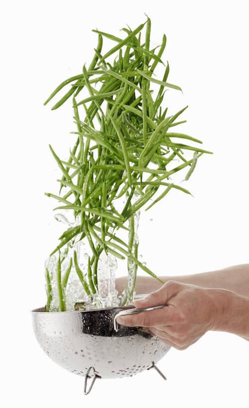 西方人,手,一个人,站,竖图,室内,特写,白天,白色背景,侧面,水,植物,豆,蔬菜,金属制品,欧洲,欧洲人,双手,仅一个年轻女性,仅一个女性,仅一个人,握,新鲜,金属,滤器,液体,勺子,水滴,豆类,豆子,食品,拿,拿着,食物,站着,手部,握着,摄影,有机食品,绿色食品,影棚,下降,降落,漏勺,豆科,降低,下跌,下落,青大豆,年轻女性,女人,女性,白种人,青豆,站立,半身,彩图,影棚拍摄,拍摄