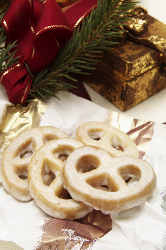 点心,无人,竖图,俯视,室内,特写,白天,桌面,桌子,礼盒,礼物,圣诞节,阴影,节日,庆祝,装饰,反射,木制,丝绸,丝带,影子,纸盒,食品,面点,缎带,文化,绸带,盒子,食物,糕点,包装盒,木制品,礼品盒,饼干,零食,庆典,礼品,纪念,华丽,修饰,点缀,衬托,美观,雅致,雅观,椒盐卷饼,彩图,高角度拍摄