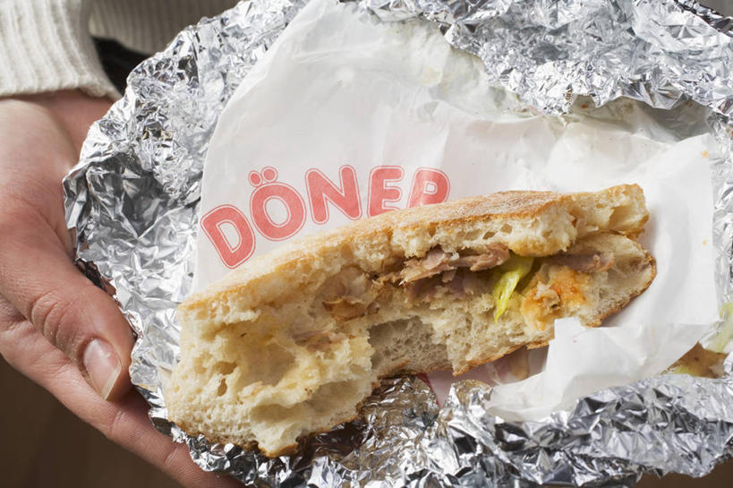 西方人,手,一个人,横图,俯视,室内,特写,白天,毛衣,烹饪,西餐,欧洲,欧洲人,仅一个年轻女性,仅一个女性,仅一个人,握,英文,包装,包装纸,标志,铝箔纸,文字,锡箔纸,纸,字符,字母,三明治,料理,食品,纸张,拿,拿着,标识,菜肴,美食,食物,快餐,手部,西式,握着,佳肴,英文字母,单手,包装材料,线衫,西式快餐,锡箔,铝箔,三文治,年轻女性,女人,女性,白种人,半身,彩图,高角度拍摄,绒衣,套衫,套头毛衣,线衣