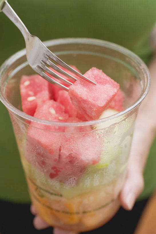 西方人,手,一个人,竖图,俯视,室内,特写,白天,西瓜,杯子,餐具,水果,金属制品,欧洲,欧洲人,仅一个年轻女性,仅一个女性,仅一个人,握,服装,朦胧,模糊,新鲜,金属,叉子,塑料,生食,沙拉,食品,果实,拿,拿着,休闲装,色拉,沙律,水果沙拉,食物,一个,衣服,绿色,塑料制品,休闲,手部,休闲服,握着,服饰,有机食品,绿色食品,单个,色拉酱,塑料杯,单手,千岛酱,餐叉,年轻女性,女人,女性,白种人,进餐用具,寒瓜,半身,彩图,高角度拍摄