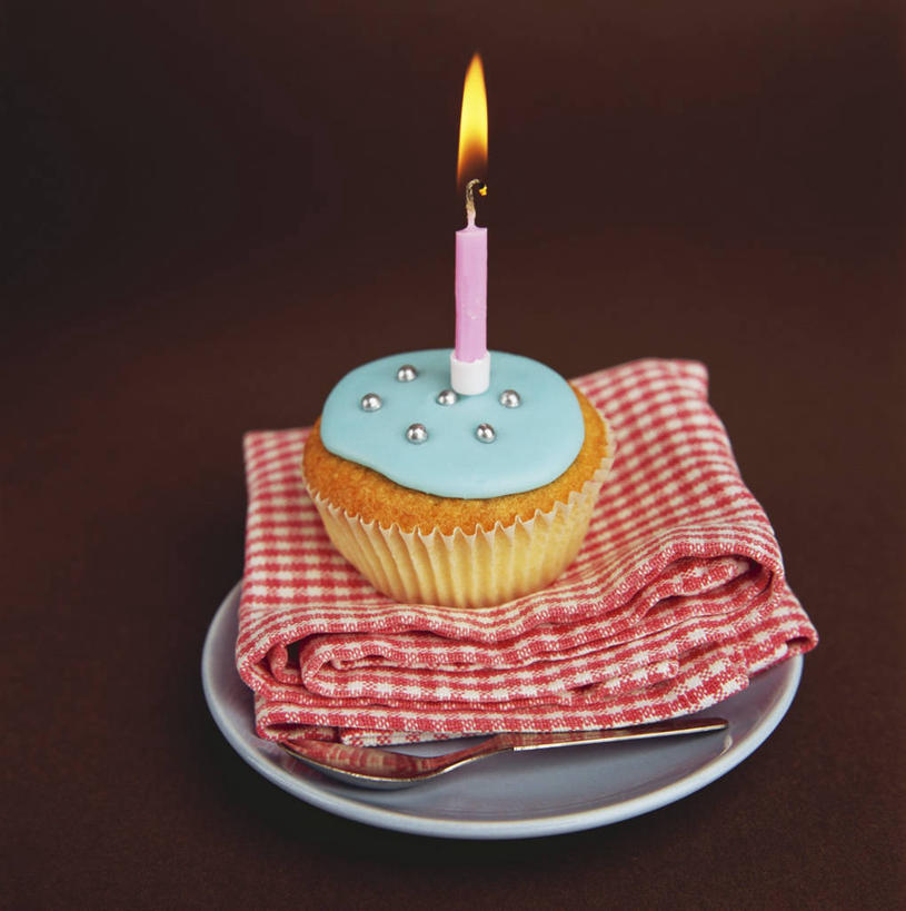 点心,无人,竖图,俯视,室内,特写,白天,桌面,桌子,餐具,蜡烛,金属制品,阴影,花纹,反射,光线,金属,木制,布,碟子,火焰,盘,图案,影子,烛光,勺子,食品,燃烧,布纹,文化,食物,糕点,一个,盘子,木制品,调羹,碟,汤匙,生日蛋糕,点燃,祈祷,许愿,单个,纪念,纸托,祈求,布匹,蛋糕托,蛋糕托纸,蛋糕纸托,平安,彩图,高角度拍摄,蛋糕