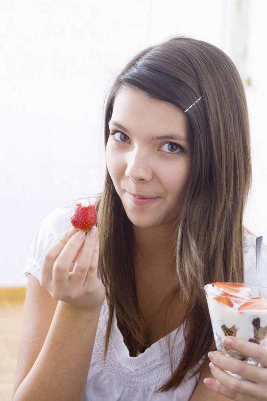 西方人,儿童,一个人,坐,笑,微笑,竖图,室内,白天,正面,早餐,纯洁,草莓,浆果,水果,欧洲,欧洲人,仅一个女性,仅一个人,握,服装,新鲜,装饰,头饰,谷物,生食,食品,果实,拿,拿着,注视,休闲装,美食,饮食,食物,小孩,衣服,发夹,发饰,夹子,饰品,观察,看,仅一个小孩,休闲,休闲服,可爱,童年,童趣,握着,保健,服饰,有机食品,绿色食品,观看,华丽,修饰,点缀,麦片,察看,关注,童真,烂漫,无邪,配饰,衬托,美观,雅致,雅观,天真,女孩,女人,女性,白种人,孩子,洋莓,水果皇后,红莓,地莓,坐着,半身,彩图,女生