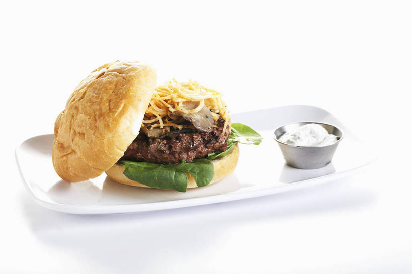 点心,面包,无人,横图,俯视,室内,特写,白天,白色背景,烹饪,西餐,餐桌,桌面,桌子,蔬菜,餐具,叶子,金属制品,阴影,新鲜,反射,金属,木制,碟子,盘,影子,生菜,莴苣,调料,酱料,酱汁,肉,佐料,汉堡,牛肉,料理,食品,面点,绿叶,调味品,调味料,酱,菜肴,美食,肉类,食物,糕点,一个,盘子,木制品,容器,碟,碗,快餐,嫩叶,西式,摄影,佳肴,有机食品,绿色食品,影棚,单个,餐台,储藏,储存,肉食,西式快餐,垃圾食品,小圆面包,春菜,鹅仔菜,莴仔菜,千金菜,叶用莴苣,叶,叶片,彩图,高角度拍摄,影棚拍摄,拍摄,贮存