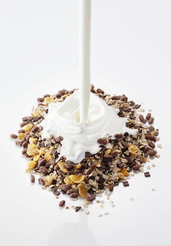 牛奶,无人,竖图,俯视,室内,特写,白天,白色背景,早餐,桌面,桌子,阴影,反射,木制,影子,谷物,食品,饮品,营养,酸奶,美食,饮食,饮料,木制品,保健,摄影,影棚,麦片,乳制品,奶,下降,降落,发酵,优格,优酪乳,降低,下跌,下落,彩图,高角度拍摄,影棚拍摄,拍摄