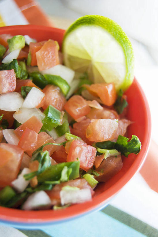 无人,竖图,俯视,室内,特写,白天,桌面,桌子,蔬菜,西红柿,阴影,新鲜,反射,木制,影子,陶瓷,调料,酱料,酱汁,生食,蔬菜沙拉,佐料,沙拉,食品,陶瓷制品,调味品,调味料,色拉,酱,辣酱,沙律,食物,一个,木制品,容器,碗,有机食品,绿色食品,单个,色拉酱,储藏,辣椒酱,储存,千岛酱,酸橙,代代,橙子,橙,番茄,彩图,高角度拍摄,贮存