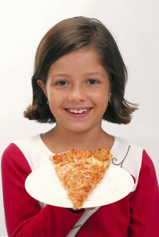 西方人,儿童,一个人,站,笑,微笑,露齿笑,竖图,室内,白天,白色背景,正面,烹饪,西餐,纯洁,餐具,欧洲,欧洲人,仅一个女性,仅一个人,握,服装,碟子,盘,料理,食品,披萨,匹萨,拿,拿着,注视,休闲装,菜肴,美食,食物,一个,小孩,衣服,红色,盘子,碟,快餐,观察,看,站着,仅一个小孩,休闲,休闲服,可爱,童年,童趣,西式,握着,摄影,服饰,佳肴,影棚,单个,观看,察看,比萨,关注,童真,西式快餐,垃圾食品,烂漫,无邪,意大利薄饼,天真,女孩,女人,女性,白种人,孩子,站立,半身,彩图,影棚拍摄,拍摄,女生