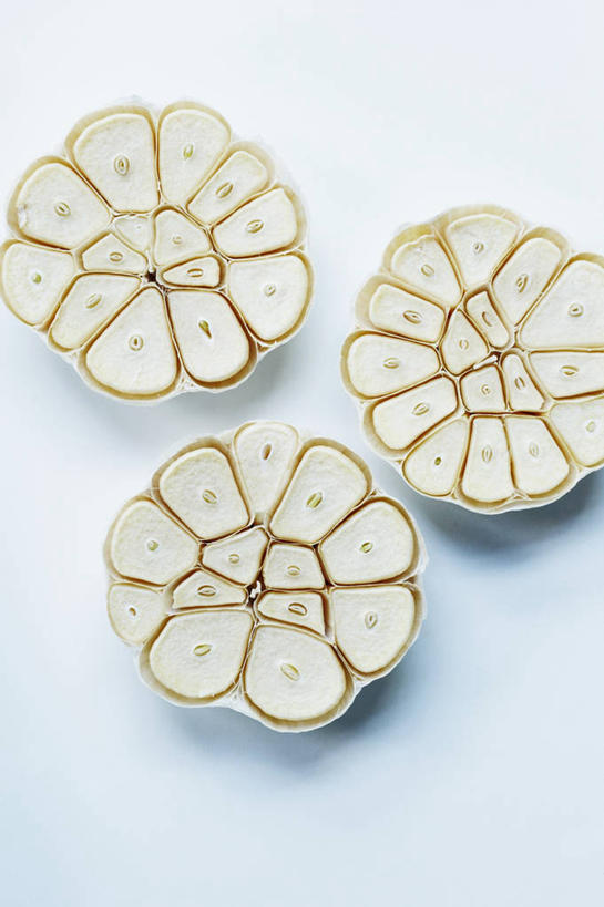 无人,竖图,俯视,室内,特写,白天,白色背景,桌面,桌子,蔬菜,蒜,阴影,新鲜,反射,木制,影子,食品,蒜头,食物,白色,木制品,摄影,有机食品,绿色食品,影棚,横截面,剖面,胡蒜,截面,截面图形,大蒜,彩图,高角度拍摄,影棚拍摄,拍摄