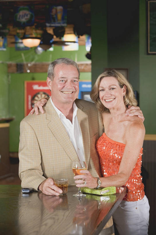 西方人,中年人,两个人,家庭,夫妻,酒吧,站,抱,笑,微笑,露齿笑,竖图,室内,白天,正面,爱情,桌面,桌子,杯子,欧洲,欧洲人,阴影,服装,反射,木制,高脚杯,影子,酒类,浪漫,注视,休闲装,文化,玻璃制品,酒,饮料,衣服,酒杯,木制品,鸡尾酒,观察,看,站着,休闲,温暖,温馨,一家人,休闲服,恩爱,调酒,恋人,服饰,抱着,观看,和睦,察看,创造,搂着,关注,想象,鸡尾酒杯,男人,男性,女人,女性,中年男性,中年女性,白种人,夫妇,情侣,玻璃杯,怀抱,搂,搂抱,相抱,拥抱,站立,半身,彩图,酒吧间,酒馆,伴侣,融洽