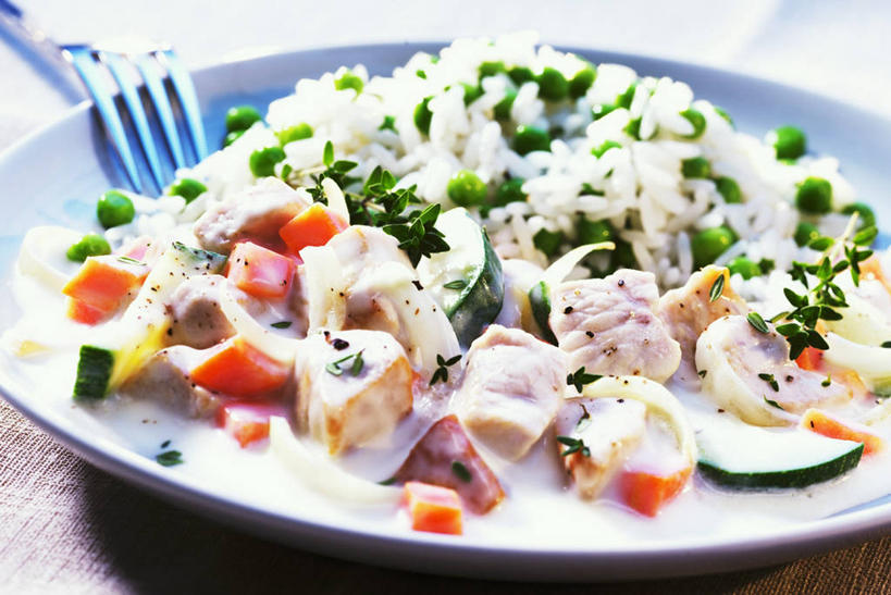 无人,横图,俯视,室内,特写,白天,植物,桌面,桌子,豆,萝卜,胡萝卜,蔬菜,餐具,金属制品,阴影,新鲜,反射,金属,木制,叉子,碟子,盘,影子,豆类,豆子,谷类,谷物,食品,西葫芦,米,大米,食物,一个,盘子,木制品,碟,白瓜,有机食品,绿色食品,单个,餐叉,豆科,茭瓜,进餐用具,红萝卜,甘荀,彩图,高角度拍摄