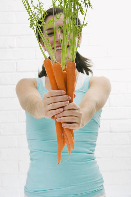 西方人,一个人,站,笑,微笑,露齿笑,竖图,室内,白天,白色背景,正面,萝卜,胡萝卜,蔬菜,叶子,欧洲,欧洲人,仅一个年轻女性,仅一个女性,仅一个人,握,服装,新鲜,食品,绿叶,拿,拿着,注视,休闲装,食物,衣服,蓝色,观察,看,站着,休闲,休闲服,嫩叶,握着,摄影,服饰,有机食品,绿色食品,影棚,观看,察看,关注,年轻女性,女人,女性,白种人,叶,叶片,红萝卜,甘荀,站立,半身,彩图,影棚拍摄,拍摄