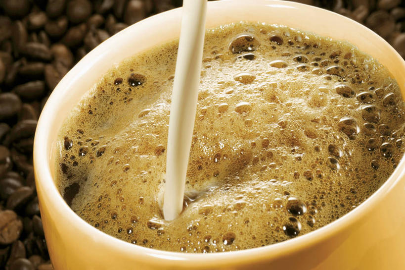 咖啡,牛奶,无人,横图,俯视,室内,特写,白天,幸福,植物,豆,杯子,瓷器,豆类,豆子,咖啡杯,陶瓷制品,饮品,一杯,营养,娱乐,饮料,一个,咖啡豆,享受,休闲,温馨,放松,乐趣,单个,提神,乳制品,舒适,奶,牛乳,下降,瓷杯,醒脑,降落,豆科,软饮料,咖啡因,安神,降低,下跌,下落,彩图,高角度拍摄