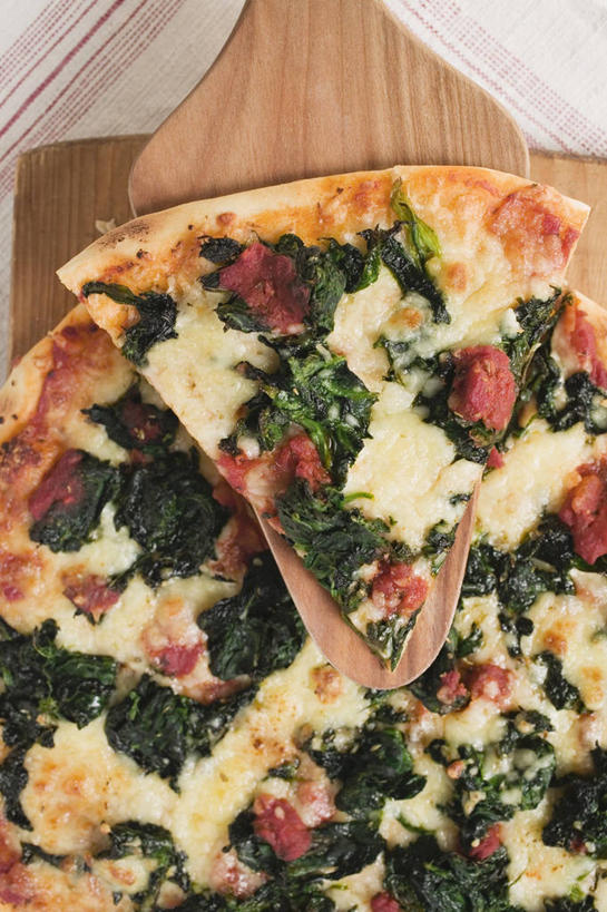 奶酪,无人,竖图,俯视,室内,特写,白天,烹饪,西餐,桌面,桌子,菠菜,蔬菜,西红柿,阴影,新鲜,反射,木制,影子,干酪,起司,料理,食品,披萨,匹萨,案板,芝士,营养,菜肴,美食,砧板,食物,木制品,快餐,乳酪,西式,佳肴,有机食品,绿色食品,乳制品,比萨,发酵,西式快餐,垃圾食品,意大利薄饼,鹦鹉菜,鼠根菜,角菜,红嘴绿鹦哥,番茄,赤根菜,菠薐菜,波斯草,彩图,高角度拍摄