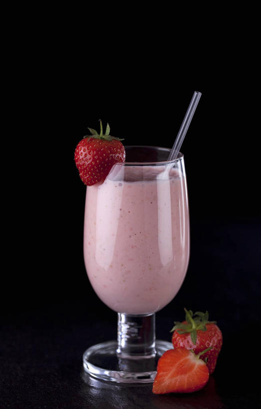 无人,竖图,室内,特写,白天,正面,桌面,桌子,草莓,浆果,杯子,水果,阴影,黑色背景,新鲜,反射,木制,影子,塑料,生食,食品,甜点,甜品,果实,玻璃制品,食物,饮料,一个,木制品,水杯,塑料制品,吸管,甜食,冰淇淋,摄影,有机食品,绿色食品,影棚,单个,鲜奶,空心,奶昔,饮管,玻璃杯,洋莓,水果皇后,红莓,地莓,彩图,影棚拍摄,拍摄,圆柱状