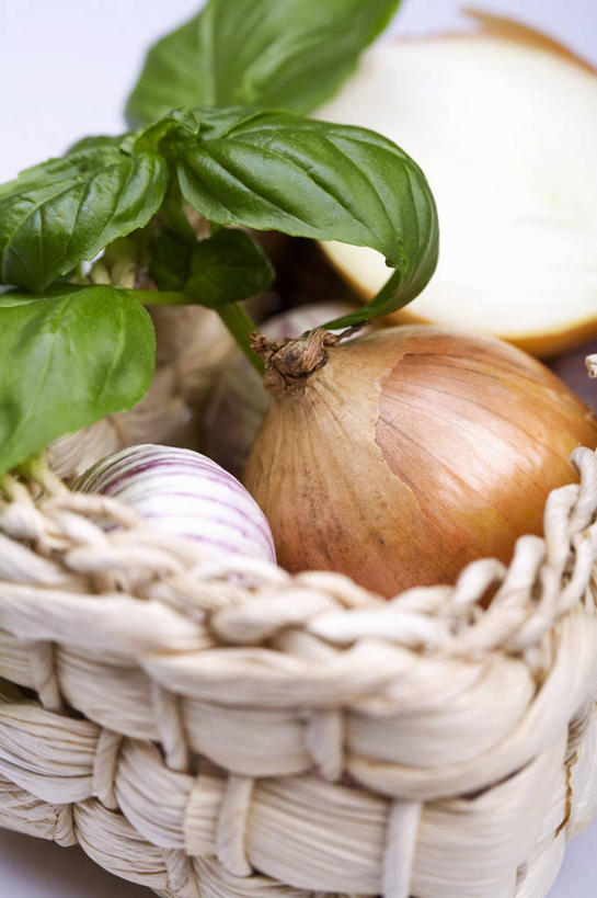 无人,交叉,竖图,俯视,室内,特写,白天,植物,桌面,桌子,竹子,蔬菜,蒜,洋葱,叶子,阴影,竹制,新鲜,编织,反射,木制,篮子,纹理,影子,香料,食品,绿叶,草药,蒜头,中药,食物,一个,绿色,木制品,竹篮,香草,嫩叶,有机食品,绿色食品,单个,竹条,交织,罗勒,竹制品,玉葱,紫苏,药材,中草药,九层塔,圣约瑟夫草,甜罗勒,兰香,中药材,本草,肌理,穿插,胡蒜,叶,叶片,叶脉,圆葱,洋葱头,球葱,大蒜,葱头,彩图,高角度拍摄