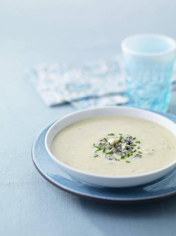 奶酪,无人,竖图,俯视,室内,特写,白天,烹饪,西餐,桌面,桌子,芹菜,蔬菜,杯子,餐具,阴影,蓝色背景,新鲜,反射,木制,碟子,盘,影子,汤,干酪,起司,料理,食品,芝士,营养,菜肴,美食,玻璃制品,食物,盘子,木制品,水杯,碟,乳酪,西式,摄影,佳肴,有机食品,绿色食品,影棚,乳制品,发酵,蓝纹奶酪,奶油汤,斯提耳顿干酪,羹汤,玻璃杯,药芹,水芹,旱芹,彩图,高角度拍摄,影棚拍摄,拍摄