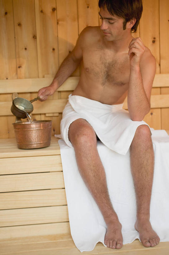 西方人,一个人,坐,竖图,室内,白天,正面,按摩,美容,水,欧洲,欧洲人,仅一个男性,仅一个人,护肤,握,纺织物,木桶,桶,液体,浴巾,水滴,拿,拿着,注视,裸露,仅一个年轻男性,白色,容器,毛巾,观察,看,清洁,保养,享受,休闲,放松,握着,SPA水疗,保健,温泉浴场,观看,储藏,保暖,察看,桑拿,储存,关注,裸,透气,养颜,防水,芬兰浴,三温暖,桑拿浴,储水,耐磨,吸水,男人,男性,年轻男性,白种人,矿泉疗养地,坐着,彩图,全身,水疗,贮存