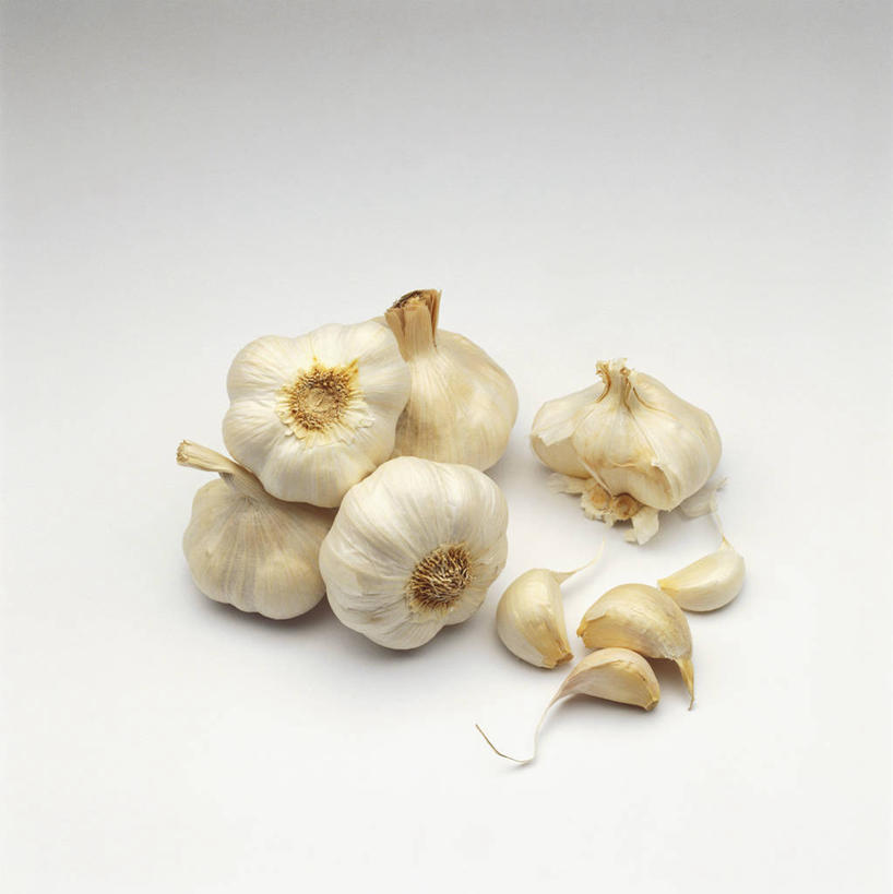 无人,竖图,俯视,室内,特写,白天,白色背景,桌面,桌子,蔬菜,洋葱,阴影,新鲜,反射,木制,影子,食品,食物,白色,木制品,摄影,有机食品,绿色食品,影棚,玉葱,光辉,初恋,愁绪,愁怨,华北紫丁香,龙梢子,丁香,紫丁香,圆葱,洋葱头,球葱,葱头,彩图,高角度拍摄,影棚拍摄,拍摄