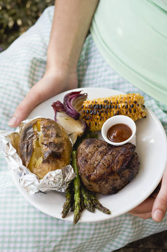 西方人,手,一个人,坐,竖图,俯视,室内,特写,白天,烹饪,西餐,芦笋,蔬菜,土豆,餐具,欧洲,欧洲人,双手,仅一个年轻女性,仅一个女性,仅一个人,握,服装,新鲜,包装,包装纸,碟子,铝箔纸,盘,锡箔纸,纸,肉,牛排,牛肉,料理,食品,纸张,拿,拿着,休闲装,菜肴,美食,肉类,食物,一个,衣服,盘子,碟,休闲,手部,休闲服,西式,握着,服饰,佳肴,有机食品,绿色食品,单个,包装材料,肉食,锡箔,铝箔,馍馍蛋,年轻女性,女人,女性,白种人,猪尾巴,药鸡豆子,洋芋,石刁柏,山药蛋,蚂蚁杆,马铃薯,龙须菜,狼尾巴根,坐着,半身,彩图,高角度拍摄