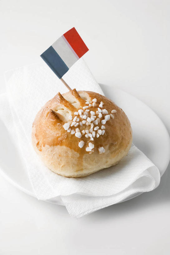 点心,面包,无人,竖图,俯视,室内,特写,白天,白色背景,桌面,桌子,餐具,旗帜,国旗,阴影,反射,木制,碟子,盘,影子,食品,面点,食物,糕点,一个,盘子,餐巾,木制品,碟,摄影,影棚,单个,小圆面包,法国国旗,保洁方巾,口布,旗,彩图,高角度拍摄,影棚拍摄,拍摄,三色旗