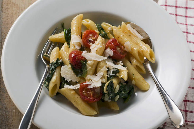 面食,通心粉,无人,横图,俯视,室内,特写,白天,西餐,桌面,桌子,菠菜,蔬菜,西红柿,小番茄,餐具,阴影,花纹,新鲜,反射,木制,布,碟子,盘,图案,影子,面,通心面,料理,食品,布纹,松子,松子仁,食物,一个,盘子,木制品,碟,西式,有机食品,绿色食品,单个,布匹,松仁,松籽仁,小西红柿,樱桃小番茄,珍珠小番茄,鹦鹉菜,樱桃番茄,鼠根菜,圣女果,角菜,红嘴绿鹦哥,番茄,赤根菜,菠薐菜,波斯草,彩图,高角度拍摄