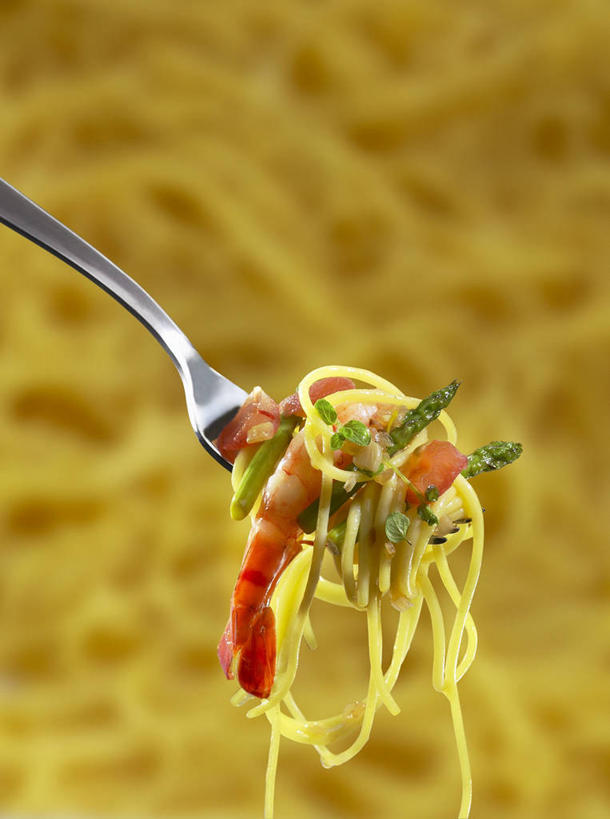 海鲜,面食,面条,意大利面,无人,竖图,俯视,室内,特写,白天,西餐,蔬菜,餐具,金属制品,朦胧,模糊,新鲜,金属,叉子,面,料理,食品,水产,海洋生物,食物,西式,有机食品,绿色食品,水生动物,海产品,水生物,海底动物,餐叉,进餐用具,彩图,高角度拍摄