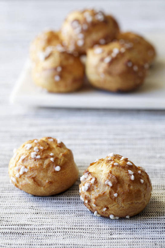 点心,面包,无人,竖图,俯视,室内,特写,白天,桌面,桌子,餐具,阴影,反射,木制,碟子,盘,影子,调料,食品,糖,面点,调味品,调味料,食物,糕点,一个,盘子,木制品,碟,单个,彩图,高角度拍摄