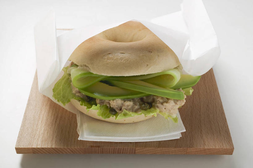 点心,海鲜,面包,无人,横图,俯视,室内,特写,白天,白色背景,烹饪,西餐,植物,桌面,桌子,水果,阴影,新鲜,反射,木制,影子,肉,生食,鱼肉,三明治,料理,食品,面点,果实,草药,案板,鲔鱼,水产,金枪鱼,菜肴,美食,肉类,中药,海洋生物,砧板,食物,糕点,一个,餐巾,木制品,快餐,酪梨,鳄梨,西式,摄影,佳肴,有机食品,绿色食品,影棚,单个,油梨,吞拿鱼,水生动物,海产品,药材,中草药,水生物,肉食,西式快餐,海底动物,马槟榔,三文治,樟梨,中药材,本草,马金囊,水槟榔,紫槟榔,马金南,山槟榔,太极子,屈头鸡,百吉饼,贝果面包,保洁方巾,口布,牛油果,彩图,高角度拍摄,影棚拍摄,拍摄