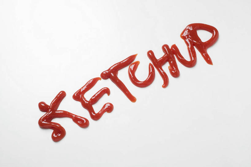 无人,横图,俯视,室内,特写,白天,白色背景,桌面,桌子,一排,阴影,整齐,反射,木制,英文,标志,文字,影子,字符,字母,调料,酱料,酱汁,茄汁,佐料,调味品,调味料,标识,番茄酱,酱,排列,红色,木制品,摄影,影棚,英文字母,队列,彩图,高角度拍摄,影棚拍摄,拍摄