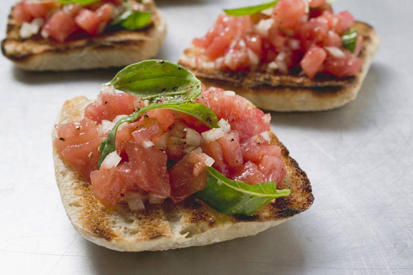 点心,面包,无人,横图,俯视,室内,特写,白天,植物,桌面,桌子,蔬菜,西红柿,叶子,阴影,新鲜,反射,木制,影子,调料,酱料,酱汁,香料,佐料,食品,面点,绿叶,草药,调味品,调味料,吐司,酱,辣酱,中药,食物,糕点,木制品,香草,嫩叶,有机食品,绿色食品,法式面包,辣椒酱,罗勒,紫苏,药材,中草药,吐司面包,九层塔,圣约瑟夫草,甜罗勒,兰香,中药材,本草,叶,叶片,番茄,彩图,高角度拍摄,多士,听型面包