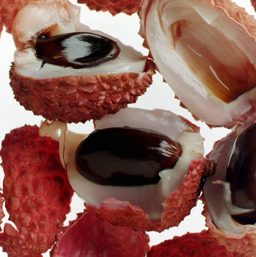 无人,竖图,俯视,室内,特写,白天,白色背景,桌面,桌子,荔枝,水果,许多,阴影,新鲜,反射,木制,影子,生食,食品,果实,很多,食物,红色,木制品,摄影,有机食品,绿色食品,影棚,离枝,彩图,高角度拍摄,影棚拍摄,拍摄