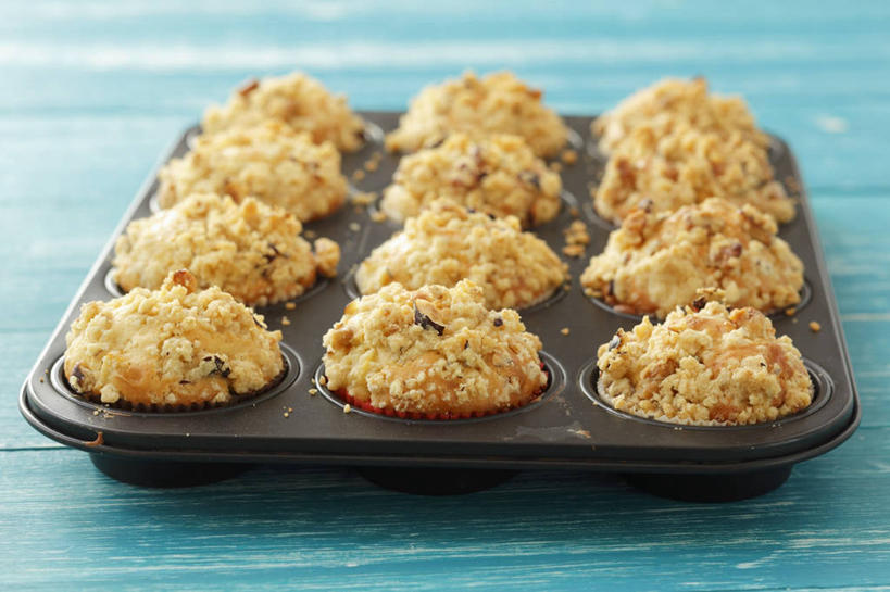 点心,无人,横图,俯视,室内,特写,白天,下午茶,桌面,桌子,苹果,餐具,水果,金属制品,一排,许多,阴影,新鲜,整齐,并列,并排,反射,金属,木制,碟子,盘,影子,生食,食品,果实,很多,松饼,食物,糕点,排列,盘子,木制品,碟,有机食品,绿色食品,队列,平行,玛芬蛋糕,彩图,高角度拍摄,苹果松饼