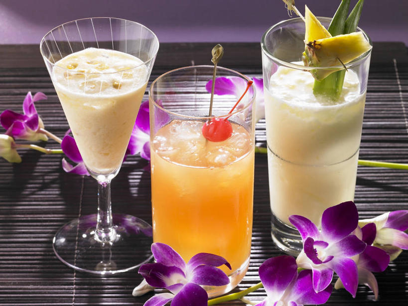 果汁,无人,横图,俯视,室内,特写,白天,桌面,桌子,菠萝,杯子,水果,阴影,新鲜,盛开,反射,木制,影子,生食,橙汁,食品,果实,饮品,花蕾,玻璃制品,花,花瓣,花朵,鲜花,食物,饮料,三个,木制品,水杯,百香果,花苞,花蕊,西番莲,有机食品,绿色食品,高雅,甜橙,可口,鸡蛋果,受难果,巴西果,淡泊,花中君子,适口,兰花,玻璃杯,凤梨,橙子,橙,彩图,高角度拍摄,鹄壳,黄橙,黄果,金橙,金环,金球,糖橙