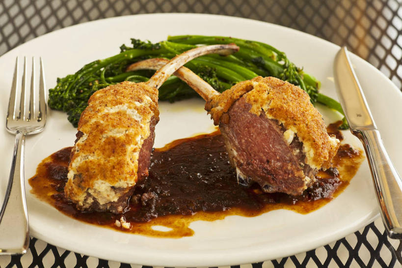 奶酪,无人,横图,俯视,室内,特写,白天,烹饪,西餐,桌面,桌子,蔬菜,餐具,金属制品,阴影,新鲜,反射,金属,木制,叉子,刀叉,刀子,碟子,盘,影子,花菜,花椰菜,西兰花,肉,干酪,起司,羊排,料理,食品,芝士,营养,羊肉,菜肴,美食,肉类,食物,一个,盘子,木制品,碟,乳酪,西式,佳肴,有机食品,绿色食品,单个,椰菜花,乳制品,餐刀,发酵,肉食,餐叉,山羊奶酪,甘蓝花,进餐用具,彩图,高角度拍摄