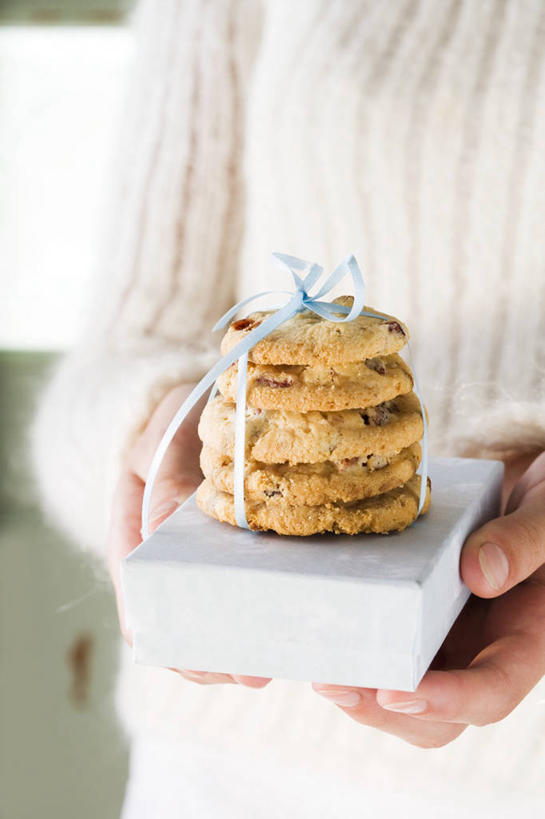 点心,西方人,手,一个人,站,竖图,室内,特写,白天,正面,毛衣,浆果,礼盒,礼物,水果,欧洲,欧洲人,双手,仅一个年轻女性,仅一个女性,仅一个人,一排,握,朦胧,模糊,新鲜,整齐,丝绸,丝带,纸盒,生食,食品,果实,缎带,曲奇,拿,拿着,绸带,盒子,食物,排列,一个,白色,包装盒,礼品盒,饼干,零食,站着,手部,握着,礼品,有机食品,绿色食品,单个,堆,曼越桔,蔓越橘,小红莓,队列,线衫,曲奇饼,曲奇饼干,酸莓,年轻女性,女人,女性,白种人,站立,半身,彩图,绒衣,套衫,套头毛衣,线衣