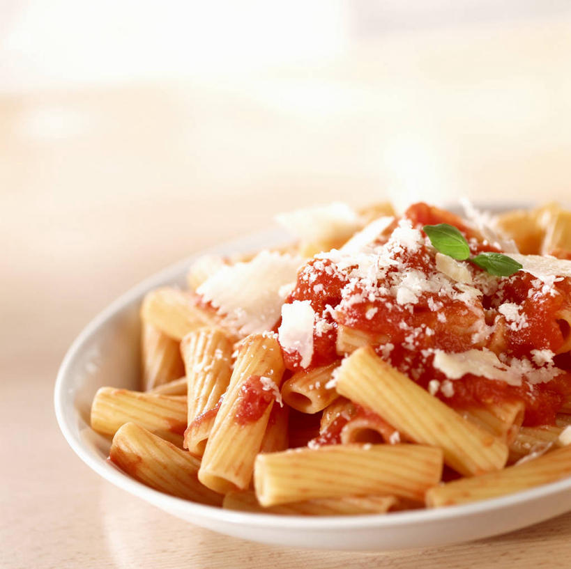 面食,奶酪,通心粉,无人,横图,俯视,室内,特写,白天,西餐,桌面,桌子,蔬菜,西红柿,餐具,阴影,朦胧,模糊,新鲜,反射,木制,碟子,盘,影子,调料,酱料,酱汁,面,茄汁,通心面,佐料,干酪,起司,料理,食品,调味品,芝士,营养,调味料,番茄酱,酱,食物,一个,盘子,木制品,碟,乳酪,西式,有机食品,绿色食品,单个,乳制品,发酵,番茄,彩图,高角度拍摄