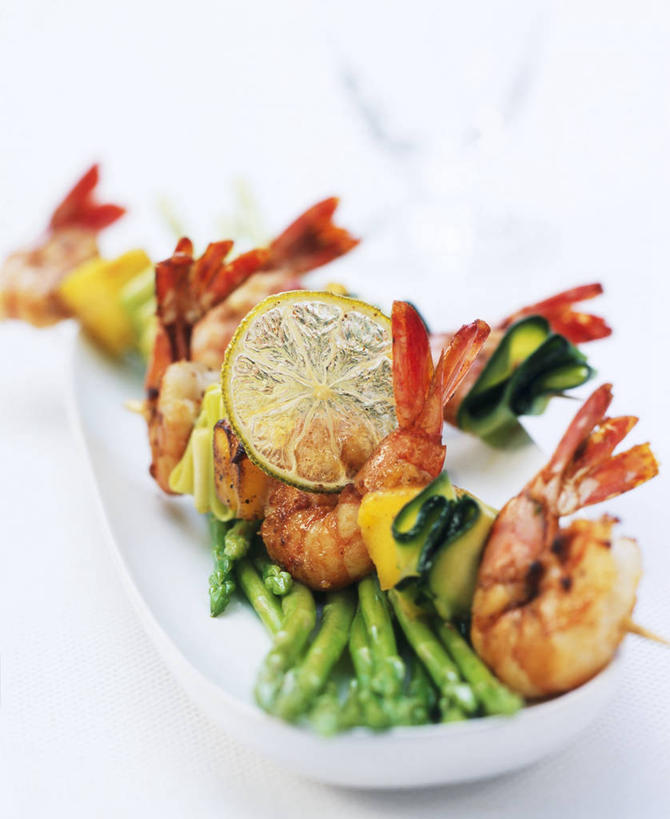 海鲜,无人,竖图,俯视,室内,特写,白天,白色背景,桌面,桌子,柠檬,芦笋,蔬菜,餐具,水果,阴影,新鲜,反射,木制,碟子,盘,影子,生食,虾,食品,果实,西葫芦,蔬果,水产,大虾,竹签,海洋生物,食物,一个,盘子,木制品,碟,白瓜,摄影,有机食品,绿色食品,影棚,对虾,单个,水生动物,海产品,水生物,海底动物,斑节虾,取食签,茭瓜,东方对虾,中国对虾,益母果,柠果,猪尾巴,药鸡豆子,石刁柏,蚂蚁杆,龙须菜,狼尾巴根,彩图,高角度拍摄,影棚拍摄,拍摄