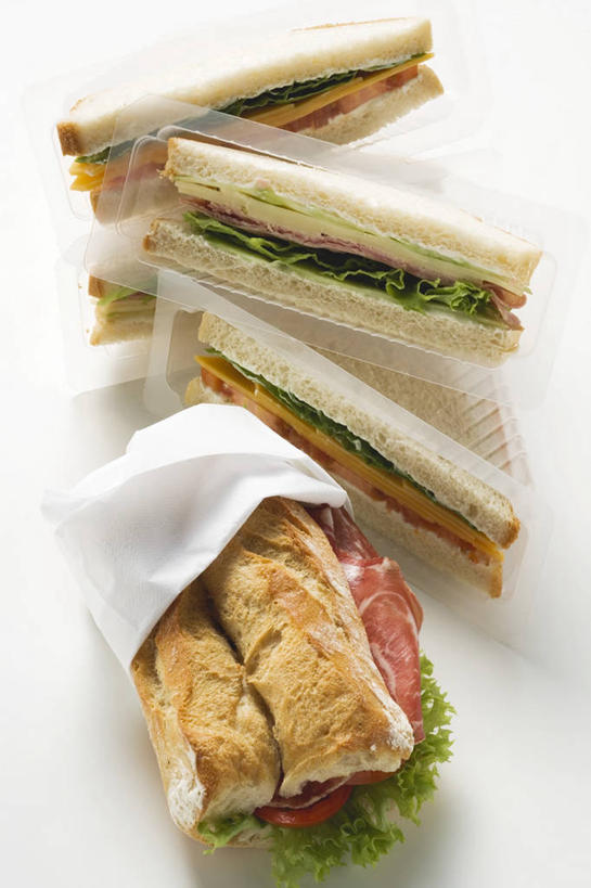 点心,面包,无人,竖图,俯视,室内,特写,白天,白色背景,烹饪,西餐,桌面,桌子,蔬菜,阴影,新鲜,反射,木制,影子,生菜,莴苣,肉,三明治,料理,食品,面点,火腿,猪肉,菜肴,美食,肉类,食物,腌制,糕点,餐巾,木制品,快餐,西式,摄影,佳肴,有机食品,绿色食品,影棚,肉食,西式快餐,三文治,豚肉,春菜,鹅仔菜,莴仔菜,千金菜,叶用莴苣,熏制,火肉,兰熏,猪腿,保洁方巾,口布,彩图,高角度拍摄,影棚拍摄,拍摄