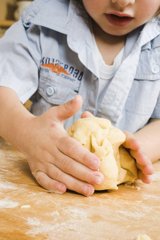 西方人,儿童,手,一个人,竖图,室内,白天,正面,纯洁,桌面,桌子,欧洲,欧洲人,双手,仅一个男性,仅一个人,阴影,服装,反射,木制,粉末,影子,面粉,粮食,休闲装,小孩,衣服,木制品,按,仅一个小孩,休闲,手部,休闲服,粉,可爱,童年,童趣,服饰,农产品,童真,烂漫,无邪,原材料,粉状,天真,男孩,男人,男性,白种人,孩子,半身,彩图,男生