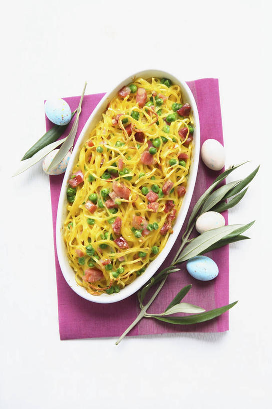 点心,面包,面食,面条,意大利面,无人,竖图,俯视,室内,特写,白天,白色背景,西餐,植物,桌面,桌子,豆,蔬菜,餐具,阴影,花纹,新鲜,反射,木制,布,碟子,盘,图案,影子,豆类,豆子,面,肉,料理,食品,面点,布纹,猪肉,肉类,食物,糕点,一个,盘子,木制品,碟,西式,摄影,有机食品,绿色食品,影棚,单个,布匹,肉食,豆科,豚肉,彩图,高角度拍摄,影棚拍摄,拍摄