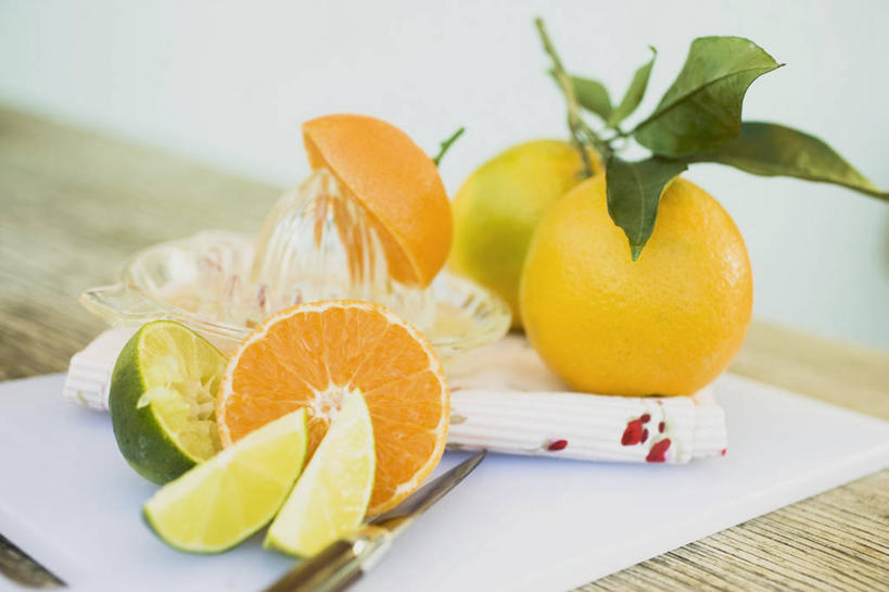 果汁,无人,横图,俯视,室内,特写,白天,植物,桌面,桌子,水果,叶子,阴影,新鲜,反射,木制,纹理,影子,生食,食品,果实,绿叶,饮品,榨汁机,食物,饮料,绿色,木制品,嫩叶,有机食品,绿色食品,甜橙,可口,横截面,剖面,肌理,手动榨汁机,酸橙,代代,适口,截面,截面图形,叶,叶片,叶脉,橙子,橙,彩图,高角度拍摄,鹄壳,黄橙,黄果,金橙,金环,金球,糖橙