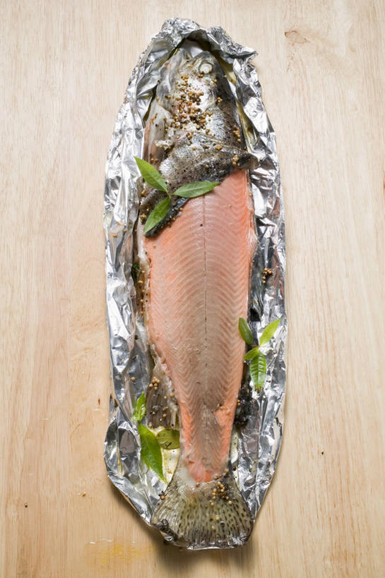 海鲜,无人,竖图,俯视,室内,特写,白天,桌面,桌子,鳟鱼,阴影,反射,木制,包装,包装纸,铝箔纸,锡箔纸,影子,纸,肉,鱼肉,纸张,水产,肉类,海洋生物,木制品,摄影,影棚,包装材料,水生动物,海产品,水生物,肉食,锡箔,海底动物,铝箔,鮅,赤眼鱼,红目鳟,红眼棒,野草鱼,彩图,高角度拍摄,影棚拍摄,拍摄