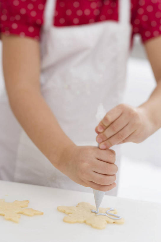 点心,西方人,儿童,手,一个人,站,竖图,室内,白天,正面,纯洁,桌面,桌子,袋子,欧洲,欧洲人,双手,仅一个女性,仅一个人,握,制作,服装,装饰,木制,裱花袋,围裙,食品,甜点,甜品,曲奇,拿,拿着,休闲装,加工,塑料袋,食物,糕点,小孩,衣服,木制品,饼干,甜食,零食,奶油,站着,仅一个小孩,休闲,手部,休闲服,可爱,童年,童趣,握着,服饰,乳制品,曲奇饼,童真,曲奇饼干,烂漫,无邪,裱花枪,裱花,激凌,克林姆,淇淋,天真,女孩,女人,女性,白种人,孩子,站立,半身,彩图,女生