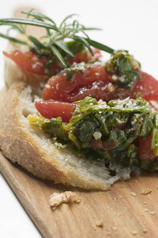 点心,面包,无人,竖图,俯视,室内,特写,白天,白色背景,桌面,桌子,蔬菜,西红柿,叶子,阴影,新鲜,反射,木制,影子,食品,面点,绿叶,案板,砧板,食物,糕点,木制品,嫩叶,摄影,有机食品,绿色食品,影棚,迷迭香,白面包,牛皮菜,厚皮菜,海洋之露,厚合菜,莙达菜,莙荙菜,根达菜,恭菜,观达菜,叶,叶片,番茄,彩图,高角度拍摄,影棚拍摄,拍摄