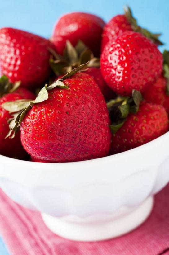 无人,竖图,俯视,室内,特写,白天,桌面,桌子,草莓,浆果,水果,一堆,许多,阴影,堆叠,堆积,新鲜,反射,木制,影子,陶瓷,生食,食品,果实,陶瓷制品,很多,食物,一个,红色,木制品,容器,碗,有机食品,绿色食品,单个,储藏,堆,储存,洋莓,水果皇后,红莓,地莓,彩图,高角度拍摄,贮存