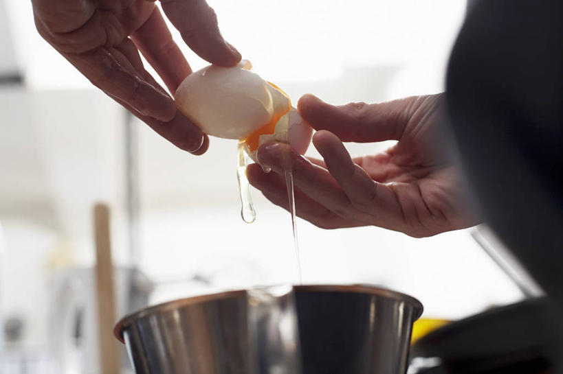 西方人,手,一个人,横图,室内,特写,白天,仰视,窗户,金属制品,欧洲,欧洲人,双手,仅一个年轻女性,仅一个女性,仅一个人,握,朦胧,模糊,金属,蛋,鸡蛋,拿,拿着,玻璃窗,容器,碗,手部,握着,储藏,储存,卵,年轻女性,女人,女性,白种人,半身,彩图,低角度拍摄,贮存